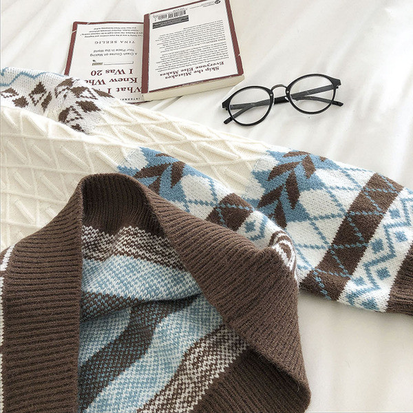 Γυναικείο λουλουδάτο πουλόβερ με οβάλ ντεκολτέ