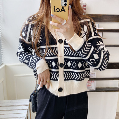 Μοντέρνα γυναικεία ζακέτα με κουμπιά και μοτίβο