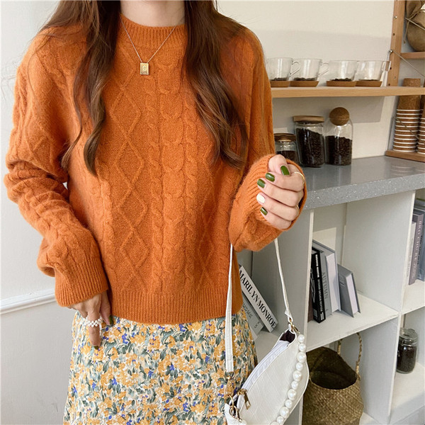 Uut mudelit ümara kaelusega ja pikkade varrukatega naiste kampsun