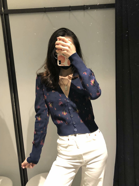 Lühike liibuv vest V-kaelusega