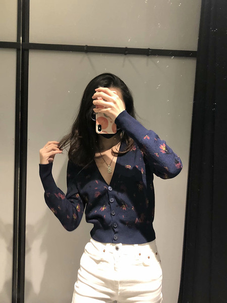 Lühike liibuv vest V-kaelusega