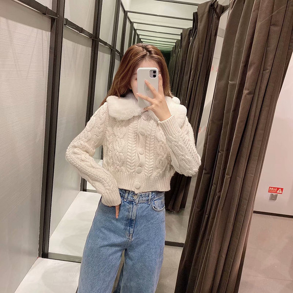 Γυναικεία κοντή ζακέτα με γούνινο γιακά και κουμπιά