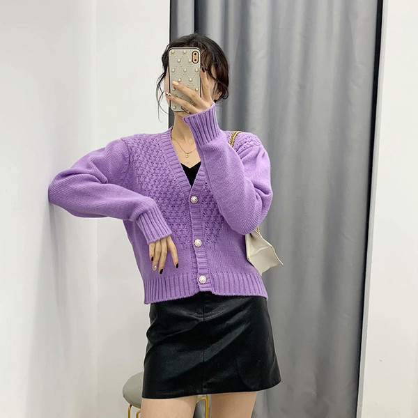 Lühike pärlinööpide ja V-kaelusega kardigan