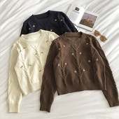 Γυναικείο πουλόβερ με κέντημα και στρογγυλή λαιμόκοψη