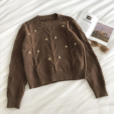 Γυναικείο πουλόβερ με κέντημα και στρογγυλή λαιμόκοψη