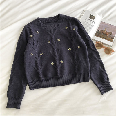 Γυναικείο πουλόβερ με κέντημα και στρογγυλή λαιμόκοψη