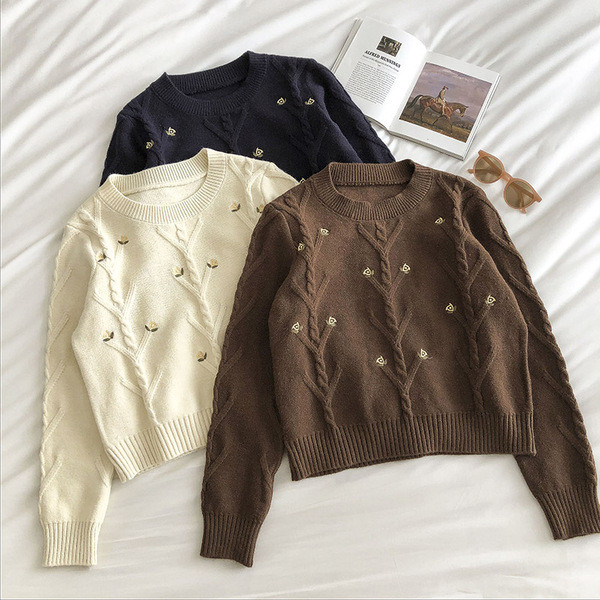 Γυναικείο πουλόβερ με κέντημα και στρογγυλή λαιμόκοψη