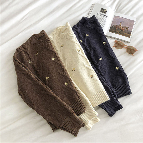 Γυναικείο πουλόβερ με κέντημα και στρογγυλή λαιμόκοψη