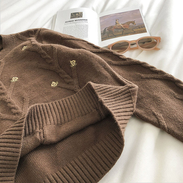 Γυναικείο πουλόβερ με κέντημα και στρογγυλή λαιμόκοψη