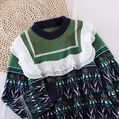 Μοντέρνο γυναικείο πουλόβερ με οβάλ λαιμόκοψη και βολάν