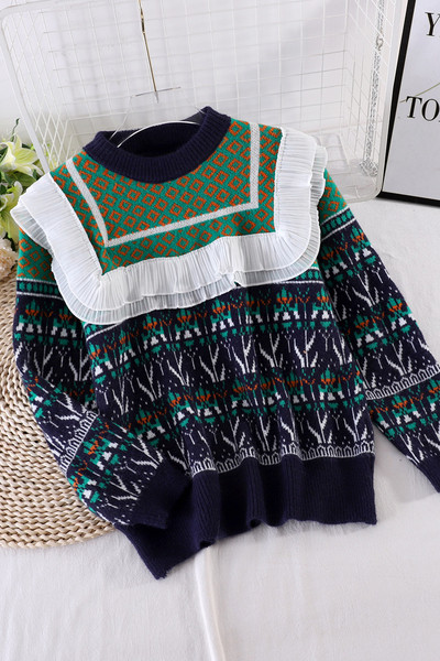 Μοντέρνο γυναικείο πουλόβερ με οβάλ λαιμόκοψη και βολάν