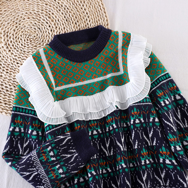 Μοντέρνο γυναικείο πουλόβερ με οβάλ λαιμόκοψη και βολάν