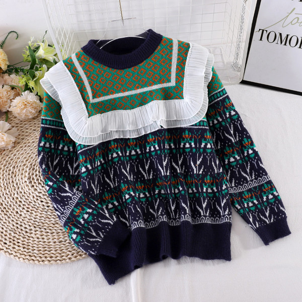 Μοντέρνο γυναικείο πουλόβερ με οβάλ λαιμόκοψη και βολάν