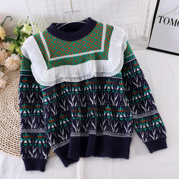 Μοντέρνο γυναικείο πουλόβερ με οβάλ λαιμόκοψη και βολάν