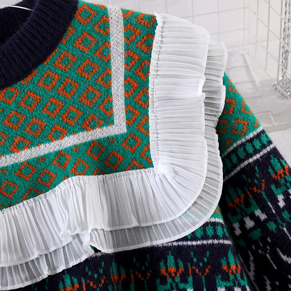 Μοντέρνο γυναικείο πουλόβερ με οβάλ λαιμόκοψη και βολάν