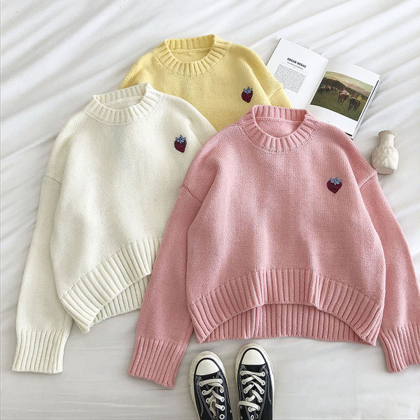 Γυναικείο πουλόβερ με στρογγυλή λαιμόκοψη και κέντημα φράουλα