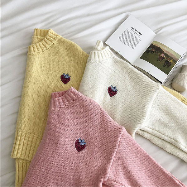 Γυναικείο πουλόβερ με στρογγυλή λαιμόκοψη και κέντημα φράουλα