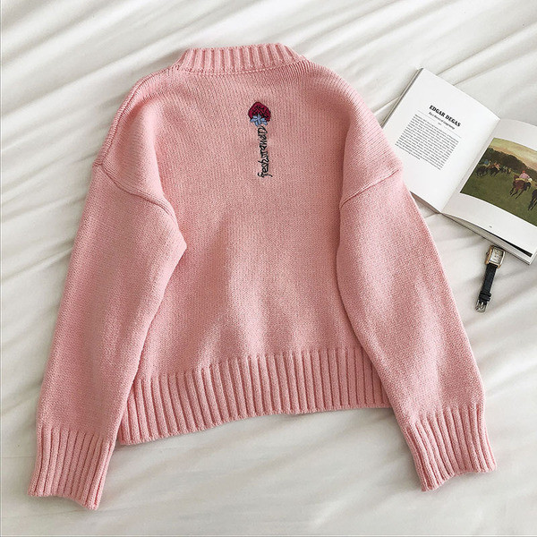 Γυναικείο πουλόβερ με στρογγυλή λαιμόκοψη και κέντημα φράουλα