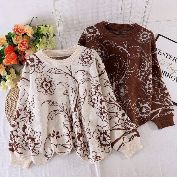 Γυναικείο casual πουλόβερ με οβάλ λαιμόκοψη - ασύμμετρο μοντέλο