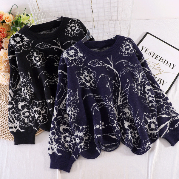 Γυναικείο casual πουλόβερ με οβάλ λαιμόκοψη - ασύμμετρο μοντέλο