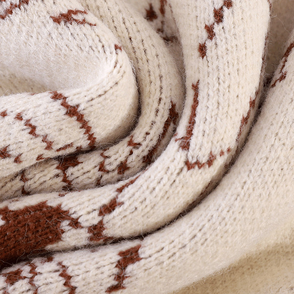 Γυναικείο casual πουλόβερ με οβάλ λαιμόκοψη - ασύμμετρο μοντέλο