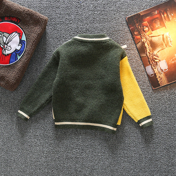 Παιδικό μοντέρνο πουλόβερ με στρογγυλή λαιμόκοψη και κεντήματα