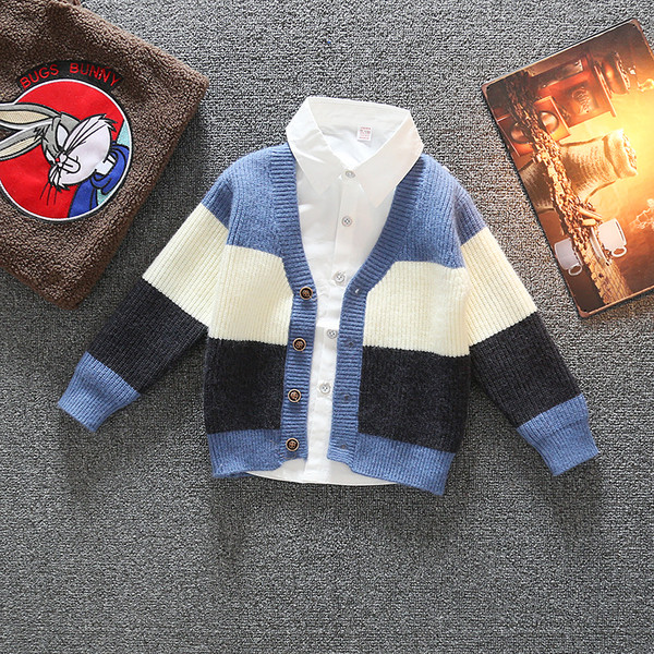 Moodne nööpide ja spitsikaelusega lastevest