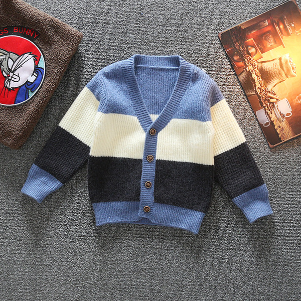 Moodne nööpide ja spitsikaelusega lastevest