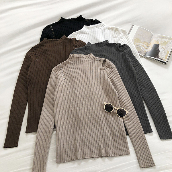 Γυναικείο πουλόβερ με κουμπιά και χαμηλό γιακά