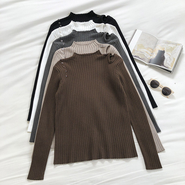 Γυναικείο πουλόβερ με κουμπιά και χαμηλό γιακά