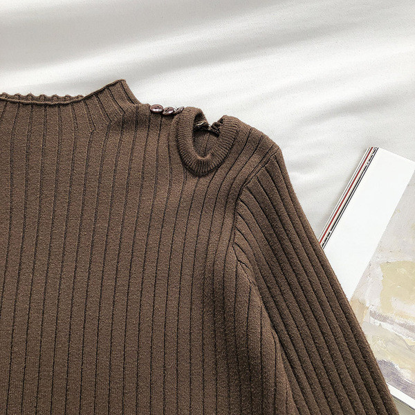 Γυναικείο πουλόβερ με κουμπιά και χαμηλό γιακά