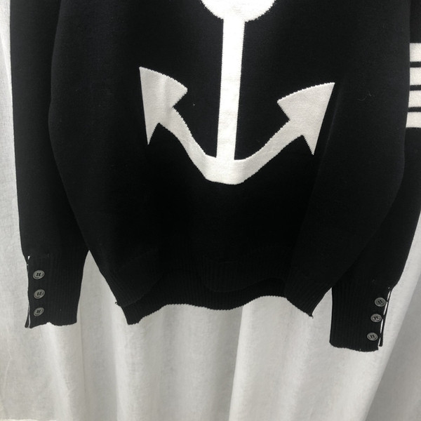 Γυναικείο πουλόβερ σε μαύρο χρώμα με οβάλ ντεκολτέ