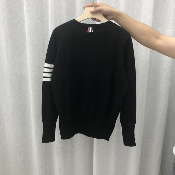 Γυναικείο πουλόβερ σε μαύρο χρώμα με οβάλ ντεκολτέ