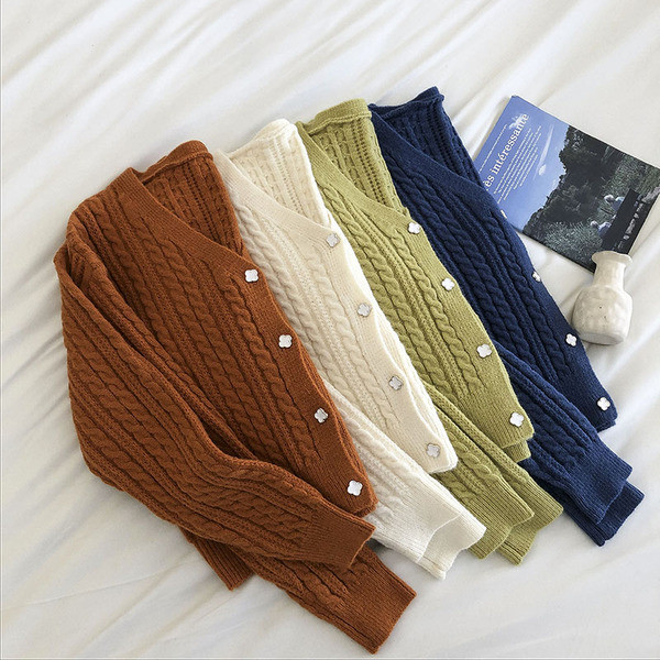 Ежедневна дамска  жилетка с копчета и шпиц деколте