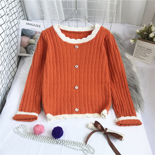 Πουλόβερ μοντέρνο με οβάλ λαιμόκοψη και κουμπιά