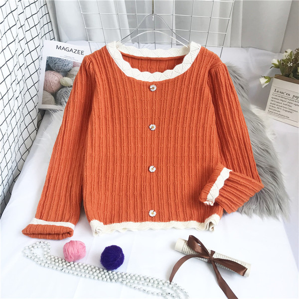 Πουλόβερ μοντέρνο με οβάλ λαιμόκοψη και κουμπιά