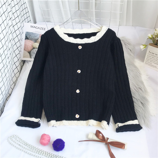 Πουλόβερ μοντέρνο με οβάλ λαιμόκοψη και κουμπιά