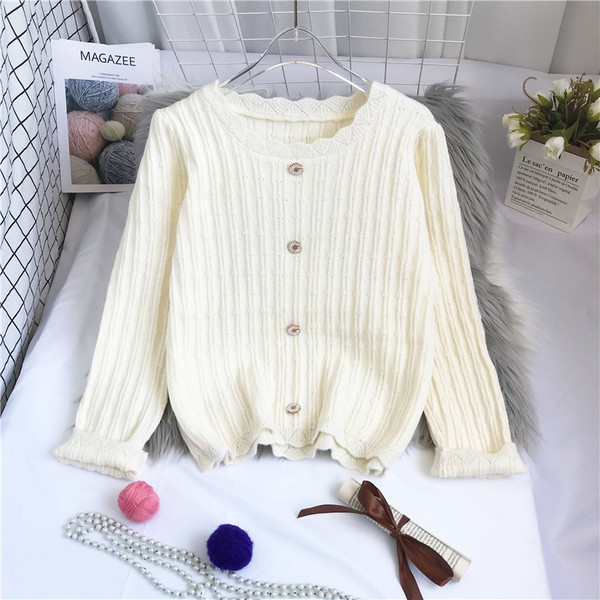 Πουλόβερ μοντέρνο με οβάλ λαιμόκοψη και κουμπιά