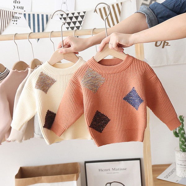 Šiuolaikinis vaikiškas megztinis su apvalia iškirpte berniukams