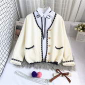 Нов модел дамска жилетка с златни копчета и шпиц деколте