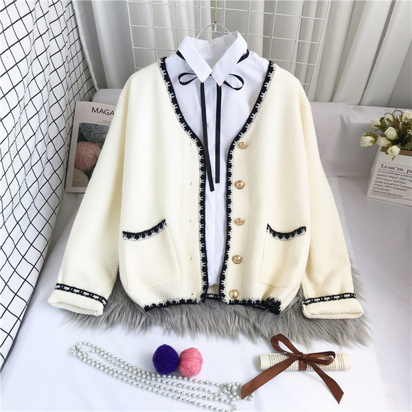 Нов модел дамска жилетка с златни копчета и шпиц деколте