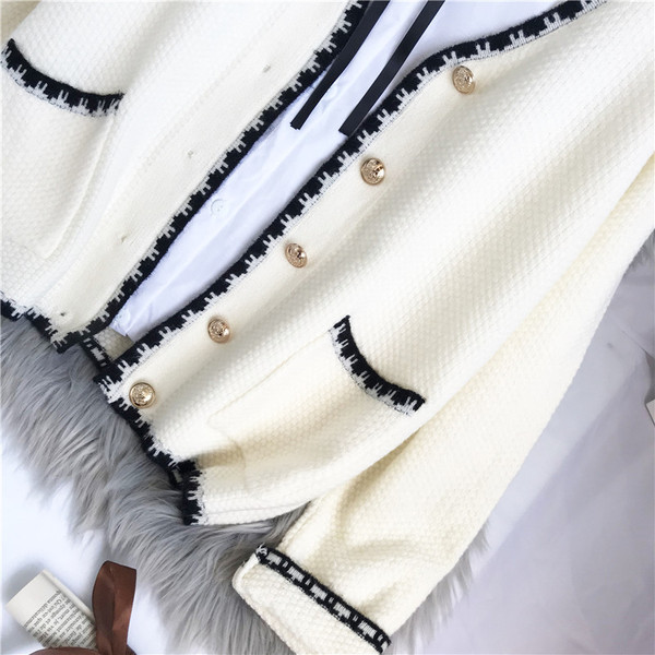 Нов модел дамска жилетка с златни копчета и шпиц деколте