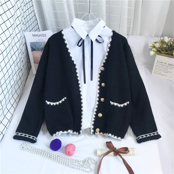 Нов модел дамска жилетка с златни копчета и шпиц деколте