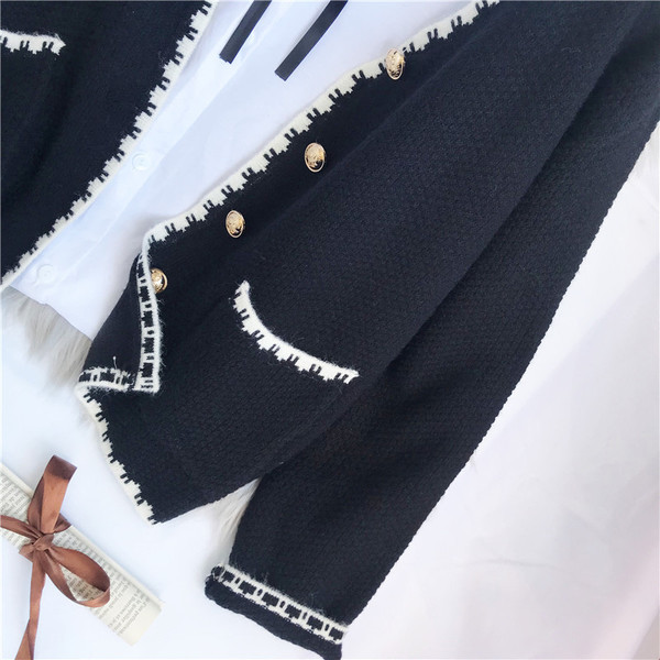 Нов модел дамска жилетка с златни копчета и шпиц деколте