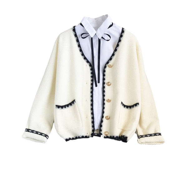 Нов модел дамска жилетка с златни копчета и шпиц деколте