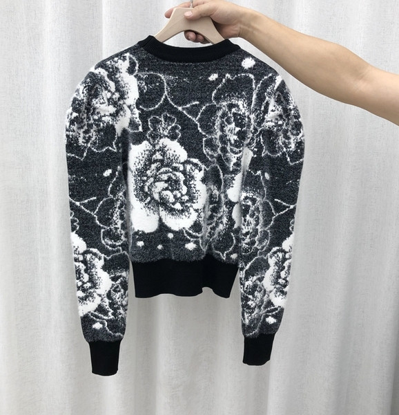 Casual γυναικείο πουλόβερ από λεπτό πλέξιμο με οβάλ ντεκολτέ