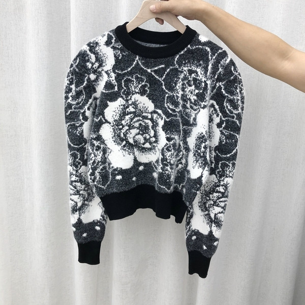 Casual γυναικείο πουλόβερ από λεπτό πλέξιμο με οβάλ ντεκολτέ