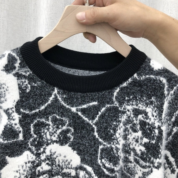 Casual γυναικείο πουλόβερ από λεπτό πλέξιμο με οβάλ ντεκολτέ