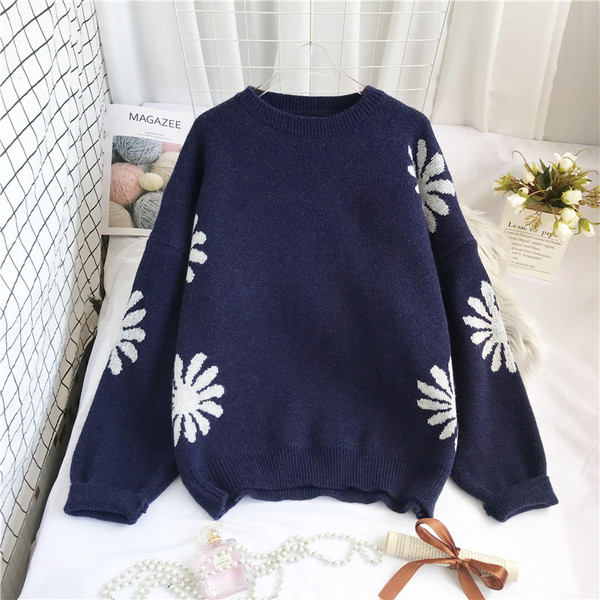 Γυναικείο πλεκτό πουλόβερ με λουλουδάτο μοτίβο και οβάλ ντεκολτέ