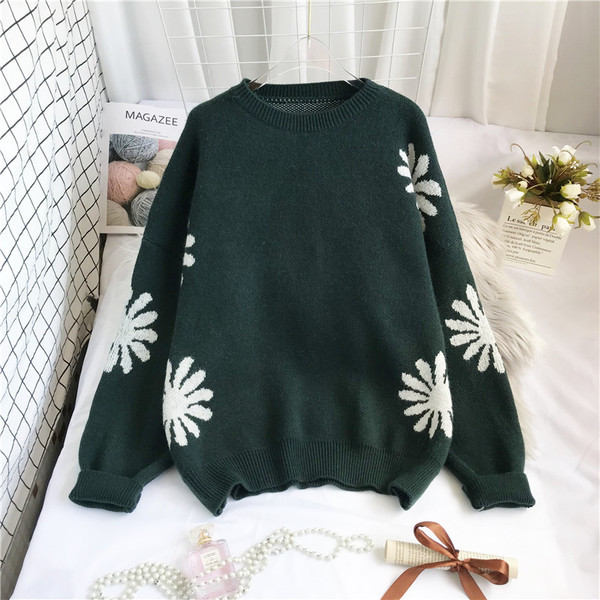 Γυναικείο πλεκτό πουλόβερ με λουλουδάτο μοτίβο και οβάλ ντεκολτέ